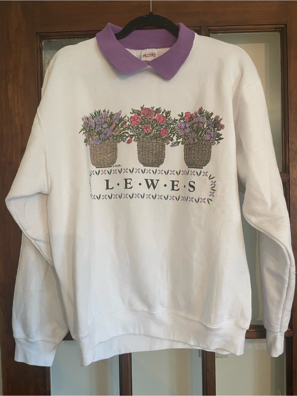 90s Vintage Lewes De Crewneck Sweatshirt with Purple Collar and Floral Baskets